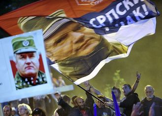 Srbové v Bělehradě protestují proti vydání svého hrdiny, generála Mladiče tribunálu do Haagu (červen 2011).