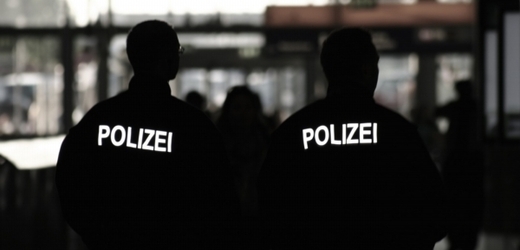 Nemečtí policisté netuší, zda u sebe útočník skutečně má výbušninu (ilustrační foto).