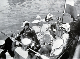 František Ferdinand odjíždí na motorovém člunu ke křtu válečného křižníku Viribus Unitis (uprostřed na zádi člunu). Po jeho levici manželka Žofie, po pravici kmotra lodi arcivévodkyně Marie Annunziata.