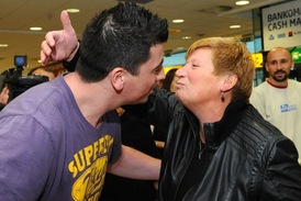 Tomáš Kaberle se na letišti vítá s maminkou.