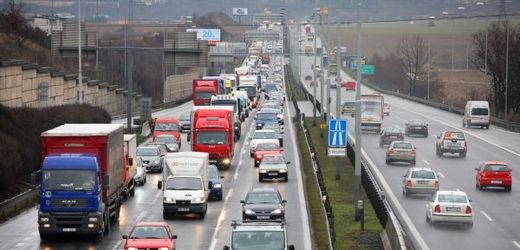 Německo čekají o prázninách na dálnicích nekonečné šňůry aut.