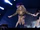 Krasavice Beyonce zpívá zablácenému publiku.