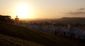 Východ slunce nad stanovým městečkem.
