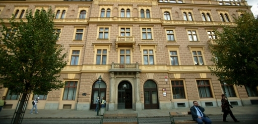 Na právnické fakultě v Plzni se stále nedaří zajistit potřebný počet vyučujících.
