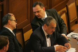 Z ministrů ve sněmovně nejvíce chybí Karel Schwarzenberg (vpravo).