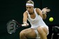 Největší senzací ve Wimbledonu je bezesporu postup Němky Sabine Lisické mezi čtyři nejlepší tenistky. 