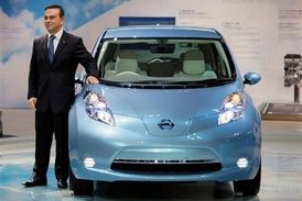 Carlos Ghosn a elektromobil Nissan Leaf.