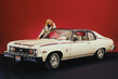 Chevrolet Nova "Spirit of America" 1974. Americké kompaktní auto představené divizí General Motors v roce 1962. Originál byl hnaný čtyřválcovými nebo šestiválcovými motory a dostupný jako dvoudveřový a čtyřdveřový sedan.