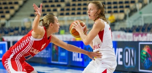 České basketbalistky (v bílém) budou bojovat s Ruskem o finále.