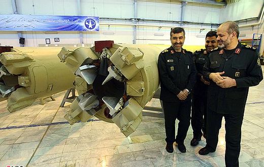 Íránský minitr obrany s velitelem vzdušných sil v zařízení na výrobu balistických raket.
