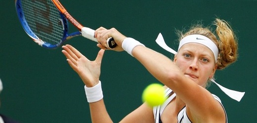 Petra Kvitová při utkání s Viktorií Azarenkovou.