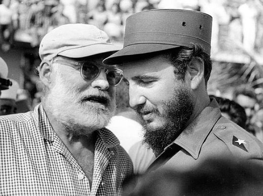 Hemingway a vůdce kubánské revoluce Castro (1961).