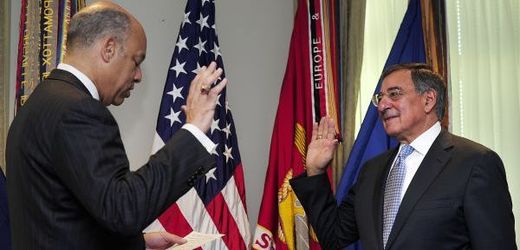 Leon Panetta (vpravo) skládá přísahu při přebírání Pentagonu.