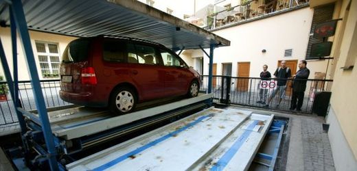 Na vybraných dvorech Prahy 1 budou stát autozakladače na parkování (ilustrační foto).