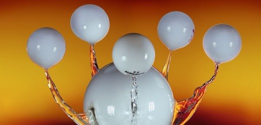 Zatížené pingpongové míčky se do polystyrenových granulí propadnou jako do vody.