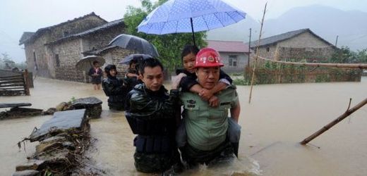 Záplavy sužují celou jihovýchodní Čínu.