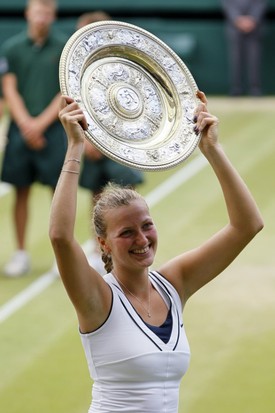 Petra Kvitová s talířem pro vítězku Wimbledonu.
