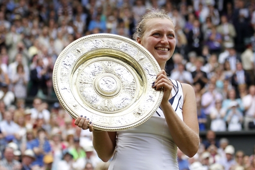 Petra Kvitová si splnila sen. Vyhrála slavný Wimbledon a mohla tak zvednout nad hlavu talíř pro wimbledonskou šampionku.