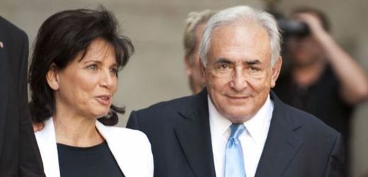 Dominique Strauss-Kahn a jeho žena Anne Sinclairová odcházejí od soudu.