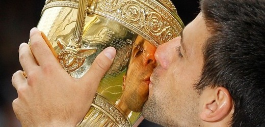 Novak Djokovič vyhrál poprvé Wimbledon.