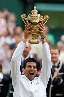 Novak Djokovič s pohárem pro vítěze Wimbledonu.