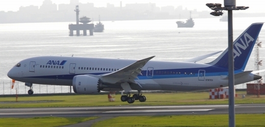 Boeing 787 Dreamliner při přistání v Japonsku.