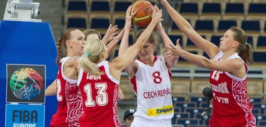 Ruské basketbalistky (v červeném) získali evropský titul.