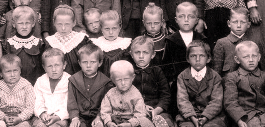 Žáci z roku 1911. Ministr je připravil o týden prázdnin. 