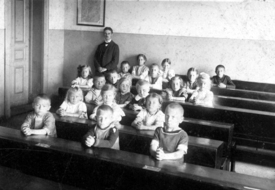 Školní vyučování v roce 1911 trvalo do 15. července. 