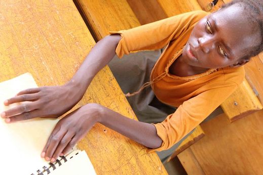 Slepá dívka se učí číst ve speciální škole v Ougadougou. V Burkině je podobné zařízení unikátem.