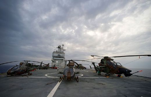 Libyjská operace. Francouzské vrtulníky na válečné lodi Tonnerre.