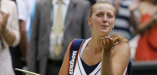 Petra Kvitová s trofejí pro vítězku Wimbledonu.