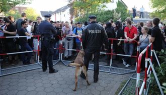 Policie v Hamburku čelí stovkám nezvaných hostů o narozeninách šestnáctileté Thessy.