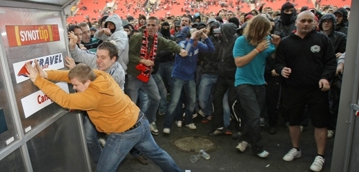 Fanoušci Slavie demolují vstup do kabin stadionu v Edenu.