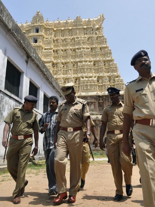 Policisté před chrámem s pokladem v Kérale.