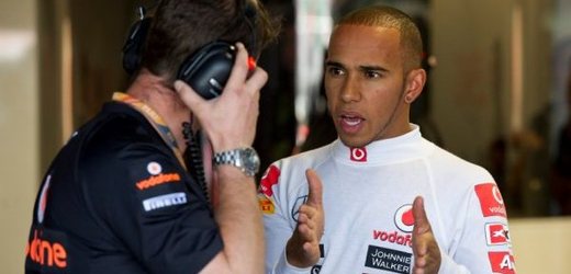 Lewis Hamilton v debatě s členem týmu McLaren.
