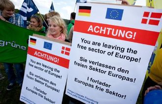 Mladí Dánové a Němci protestují proti kontrolám na hranicích. 