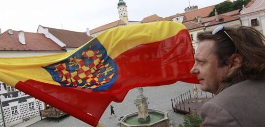 Starosta Mikulova na Břeclavsku Rostislav Koštial vyvěsil na balkon úřadu historickou moravskou vlajku.