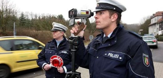Němečtí policisté kontrolují předepsanou rychlost.