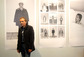 Miroslav Krobot pózuje před svým portrétem vystaveným v kavárně hotelu Thermal. Autorem výstavy je fotograf Dušan Tománek. 