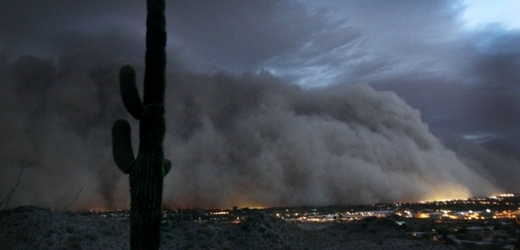Oblasti Arizony zasáhla v noci silná písečná bouře.