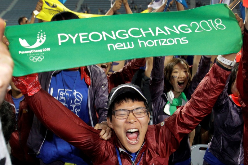 Korejci oslavují. Napotřetí byla jejich kandidatura úspěšná a hlavní město Pchjongčchang bude v roce 2018 hostit zimní olympijské hry. (Foto: ČTK/AP)