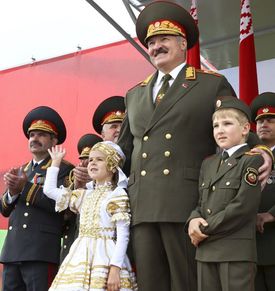Lukašenko se synem Nikolajem a neidentifikovanou dívenkou na oslavách Dne nezávislosti 3. července.
