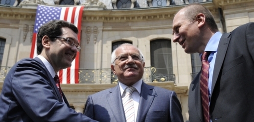 Petr Gandalovič (vpravo) si potřásá rukou s americkým velvyslancem Normanem Eisenem.