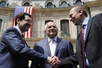 Petr Gandalovič (vpravo) si potřásá rukou s americkým velvyslancem Normanem Eisenem.
