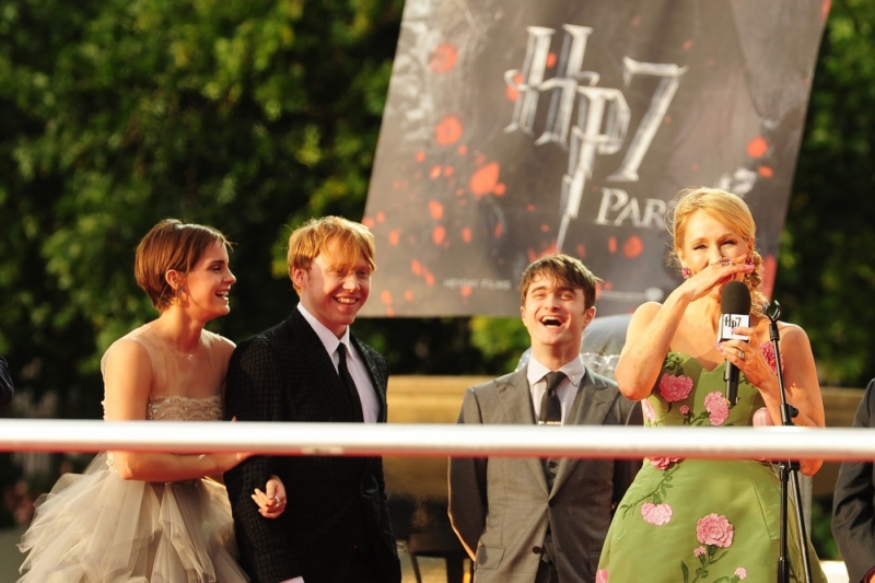 Tvůrkyně úspěšné ságy o kouzelnickém učni Harrym Poterrovi J. K. Rowlingová poslední filmový díl oplakala. Na snímku jsou i představitelé hlavních rolí.