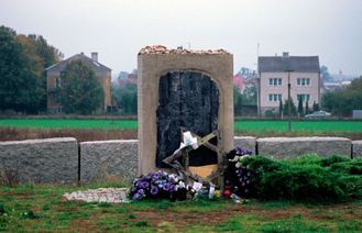 Památník holocaustu v Jedwabnem.