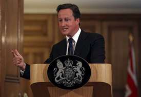 Britský premiér se vyslovil pro změnu regulace tisku.