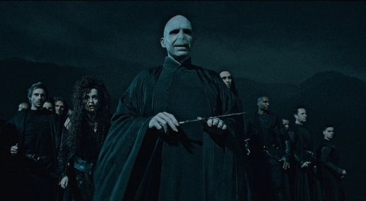 Poslední díl Harryho Pottera je nejtemnější z celé série. Na snímku je pán zla Lord Voldemort se svými stoupenci - smrtijedy.