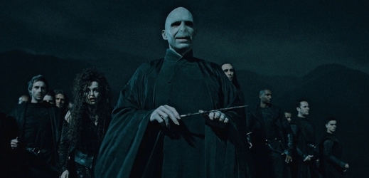 Poslední díl Harryho Pottera je nejtemnější z celé série. Na snímku je pán zla Lord Voldemort se svými stoupenci - smrtijedy.